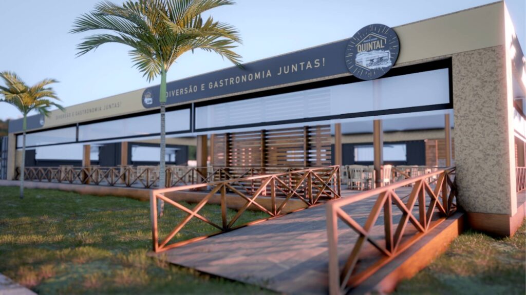 Fachada de restaurante com estrutura de madeira, letreiro com os dizeres “Diversão e gastronomia juntas!” e logo circular escrito “Quintal”.