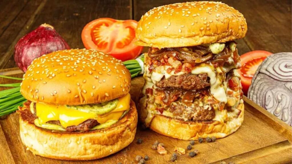 Tábua de madeira rústica servindo um corte de carne nobre fatiada e suculenta ao ponto, decorada com alecrim e acompanhada de farofa, opção gastronômica de churrascarias e restaurantes no Cassino.